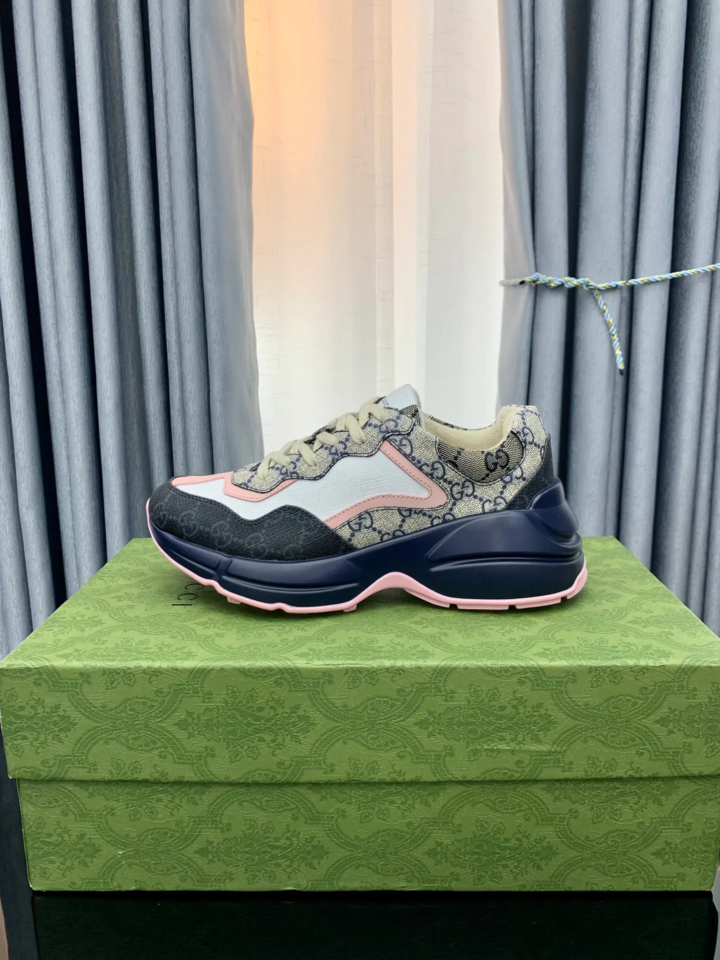 👟👟Ex-factory price 480👟👟 Gucci dad shoes for couples, distressed leather horn-shaped retro jogging shoes. The Balenciaga grandpa trend has subsided, ushering in GUCCI dad shoes, the trend leader in the fashion industry. The original shoes are molded and the original last is made by the Italian handmade foundry! [Gucci original dad shoes] Original surface: imported calfskin! Lining: Grade A hybrid lambskin! Outsole: The highest restoration sole. TPU material plus wear-resistant foam (anti-wear cushioning) ivory leather has been processed with an old-fashioned effect. The sole is 5cm high! The comfort level is excellent, killing all high-end versions on the market! Original logo outsole! 👣Size: Women’s size 35-40. Men's size 38-45. Women's heel with 🈚️logo! Men's heel with 🈶️logo!